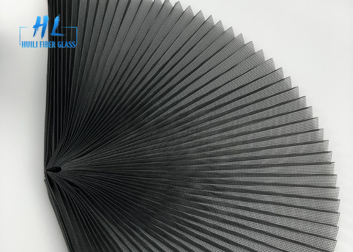 Γκρι 2.4m X 30m ρόλος 16mm Plisse πολυεστέρα οθόνη εντόμων 75g/τετρ.μέτρο βάρους