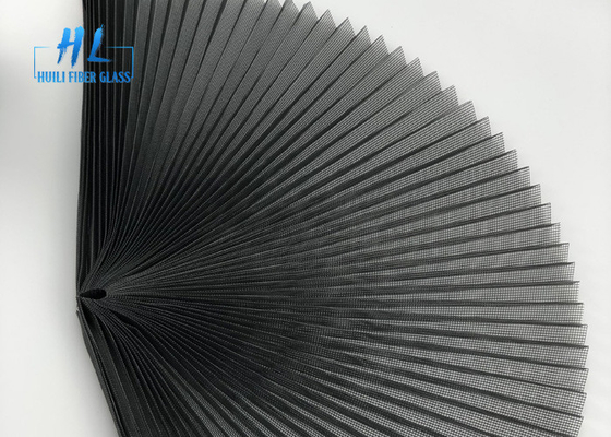 Γκρι 2.4m X 30m ρόλος 16mm Plisse πολυεστέρα οθόνη εντόμων 75g/τετρ.μέτρο βάρους